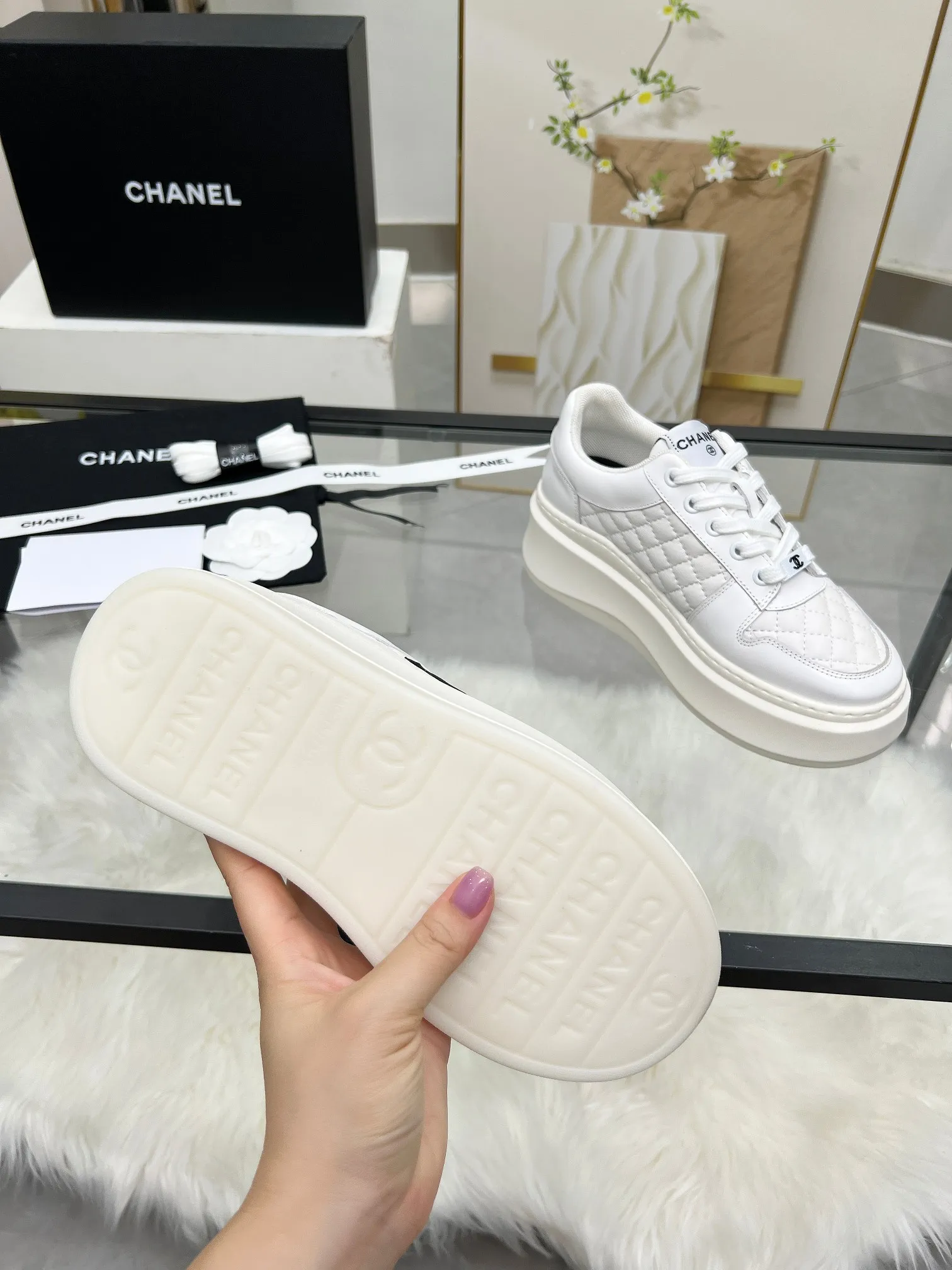 👟👟Ex-factory price 480👟👟 CHANEL 25C spring and summer new sports shoes official website is available at the same time ❤️ Counter out-of-stock kings. Major bloggers are recommending new styles on social days. This season’s new styles are simply eye-catching and look great on the feet. The casual casual sports style is refreshing and natural, interpreting Chanel’s fashionable femininity. The overall customization makes all sports models on the market at that time obsolete. This series is now available for sale! The upper is made of custom imported pebbled calf leather ➕ custom frosted calf leather. The lining is made of original one-to-one professionally customized mesh. Hardware accessories. Original full set of molds (not common in the market). Original custom molded TPU combination outsole. Height 4 cm. Women's size 35-39.